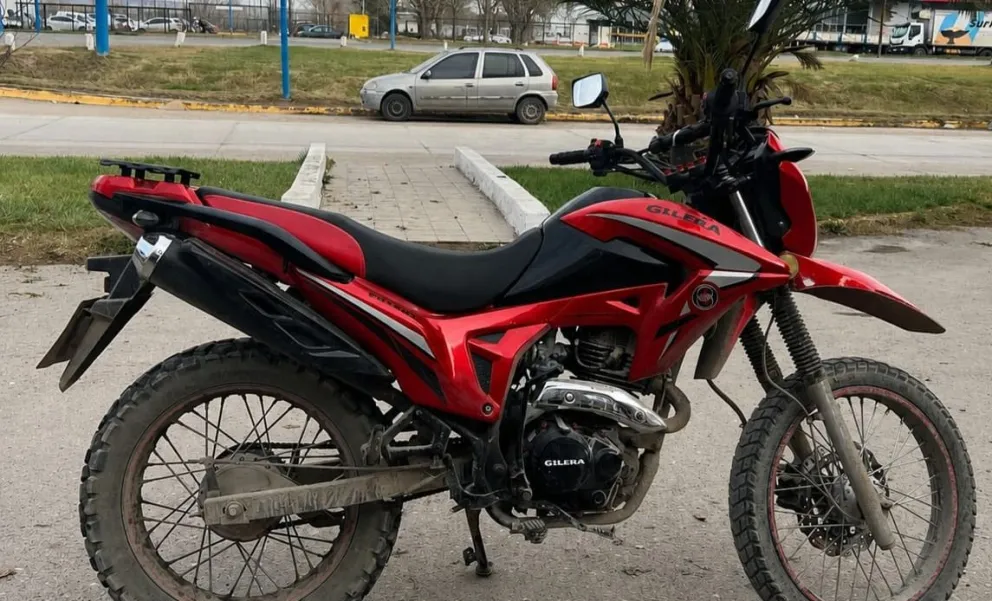La motocicleta tenía patente y documentación apócrifas, por lo cual se procedió al secuestro del rodado. (Foto: gentileza)