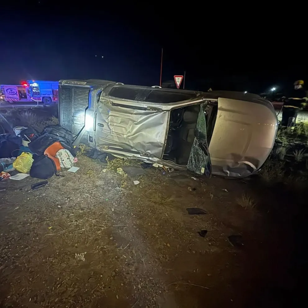 En el vehículo viajaban cuatro personas, una de ellas fue despedida en uno de los tumbos. (Foto: gentileza)
