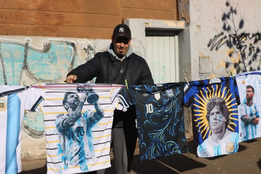En General Roca ya comenzó a sentirse el clima mundialista antes del debut argentino el próximo martes con la mayoría de vendedores siguiendo la temática futbolera. Foto Tania Domenicucci-ANR