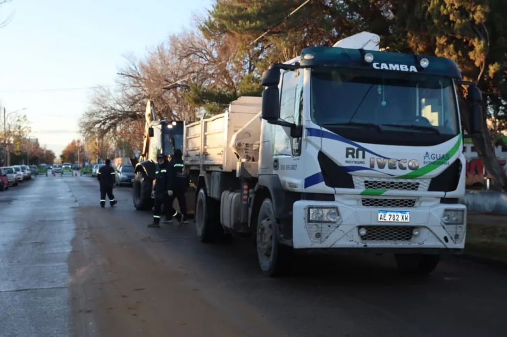 Personal de Aguas Rionegrinas trabaja en la reparación de la rotura registrada en el acueducto principal, en Alsina y Córdoba. Foto ilustrativa