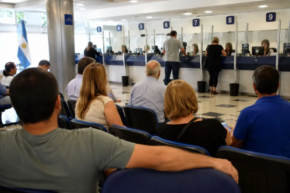 La sentencia analizó los tiempos de espera en una sucursal bancaria y el derecho de los consumidores a recibir una atención adecuada. Foto ilustrativa.