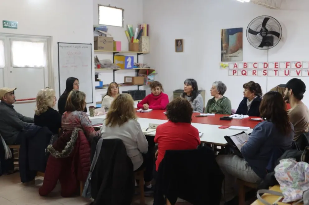 Los talleres gratuitos comenzaron esta semana en la Biblioteca Popular Lucía Epullán y apuntan a brindar herramientas vinculadas al trabajo y el desarrollo de emprendimientos locales. Foto Tania Domenicucci-ANR