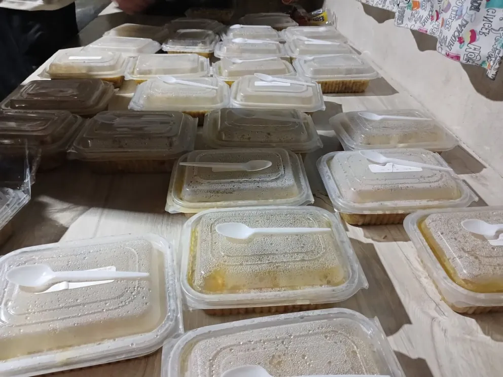 Reparten viandas con comida para las personas que se encuentran en situación de calle en Roca. 