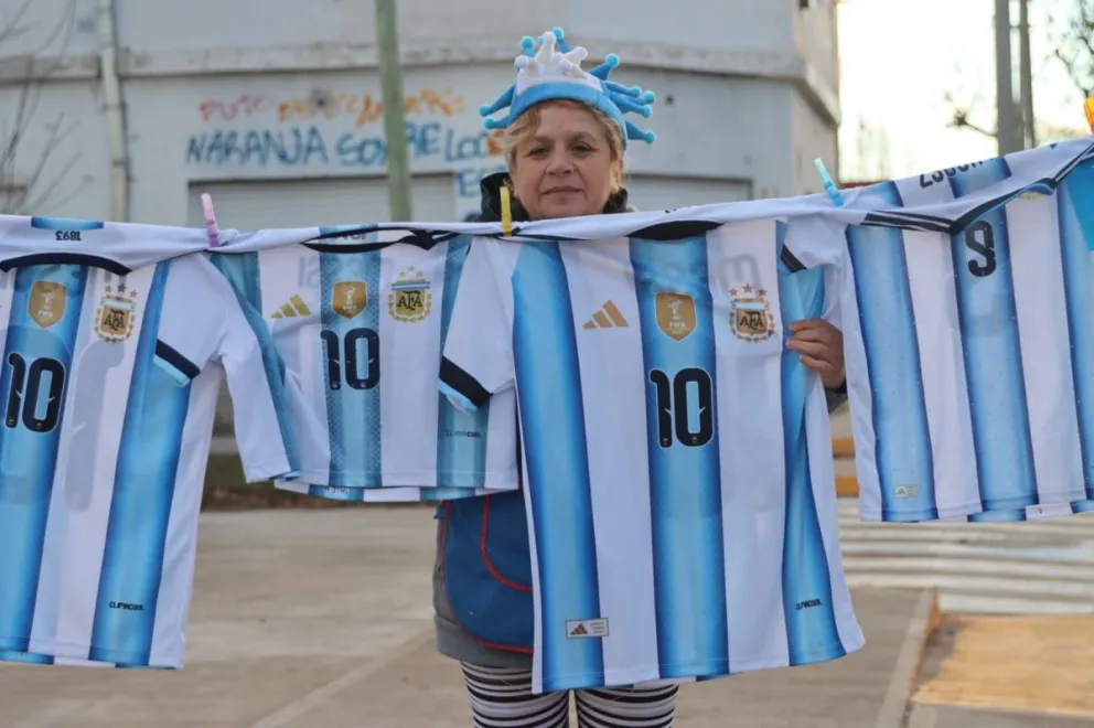 Angélica vende sus rosquitas hace unos tres años, y ahora sumó artículos albicelestes para el Mundial. (Foto: Tania Domenicucci. ANRoca)