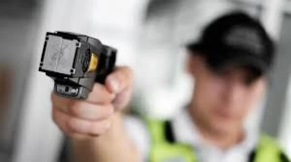 Las taser producen muchas descargas eléctricas por segundo. Foto archivo