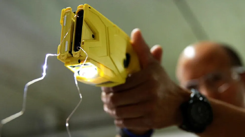 Las taser producen muchas descargas eléctricas por segundo. Foto archivo
