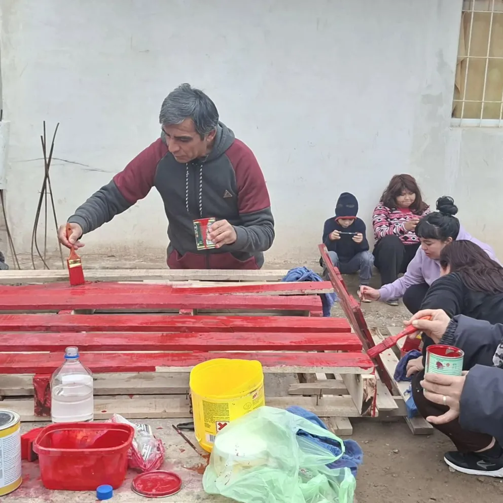 El banco fue pintado el viernes en Barrio Nuevo, en el espacio que integraba Patricia. Foto: Consejo Local de la Mujer Diversa 