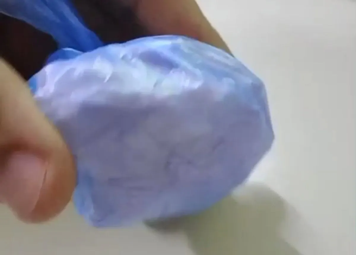 Los agentes encontraron m&aacute;s de 37 gramos de coca&iacute;na distribuidos en dos envoltorios ocultos dentro del establecimiento penitenciario. Foto: Polic&iacute;a de R&iacute;o Negro.