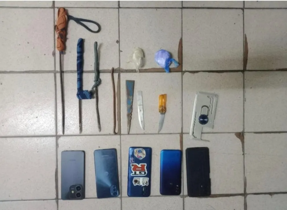 La requisa se realizó en el pabellón 5 del ala sur del Penal 2 de Roca. Durante el operativo secuestraron cocaína, celulares y facas. Foto: Policía de Río Negro.