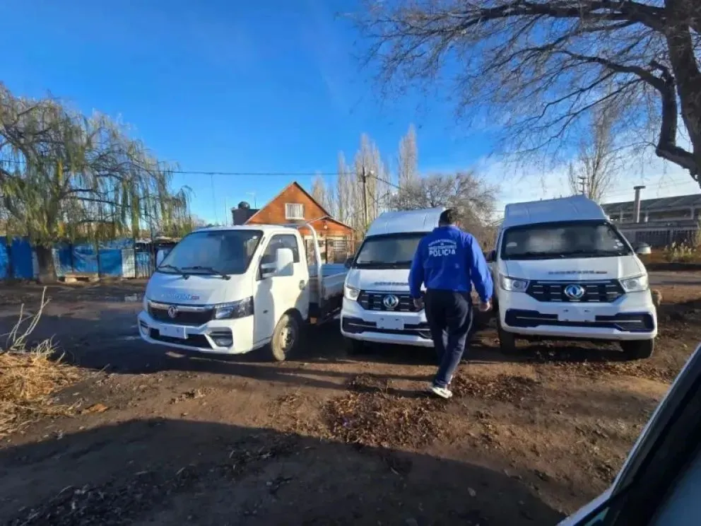 Los camiones Dongfeng de color blanco estaban estacionados en un barrio sin ninguna seguridad extra. (Foto: gentileza)
