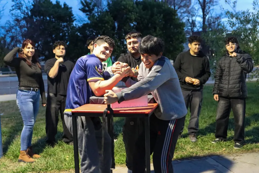 Cada sábado, el grupo de lucha de brazos entrena en Gelonch y Belgrano. Sin espacio propio, sostienen encuentros abiertos para enseñar técnica, sumar nuevos integrantes y prepararse para futuras competencias. Foto Tania Domenicucci-ANR