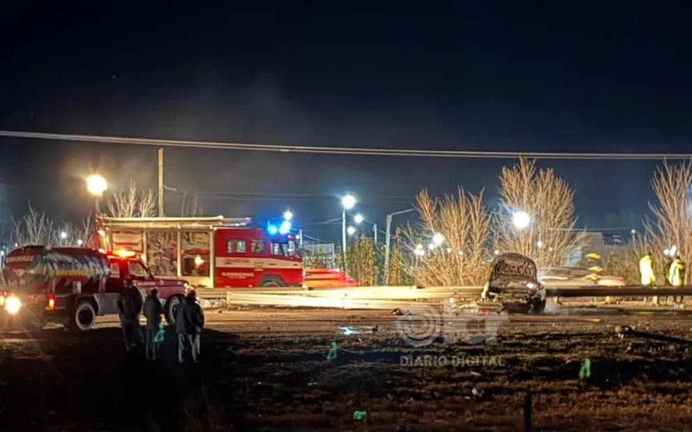 El hecho ocurrió minutos antes de las 19 en el km. 1136 de la Ruta 22. Foto Cristian Córdoba. Foto Cristian Córdoba.