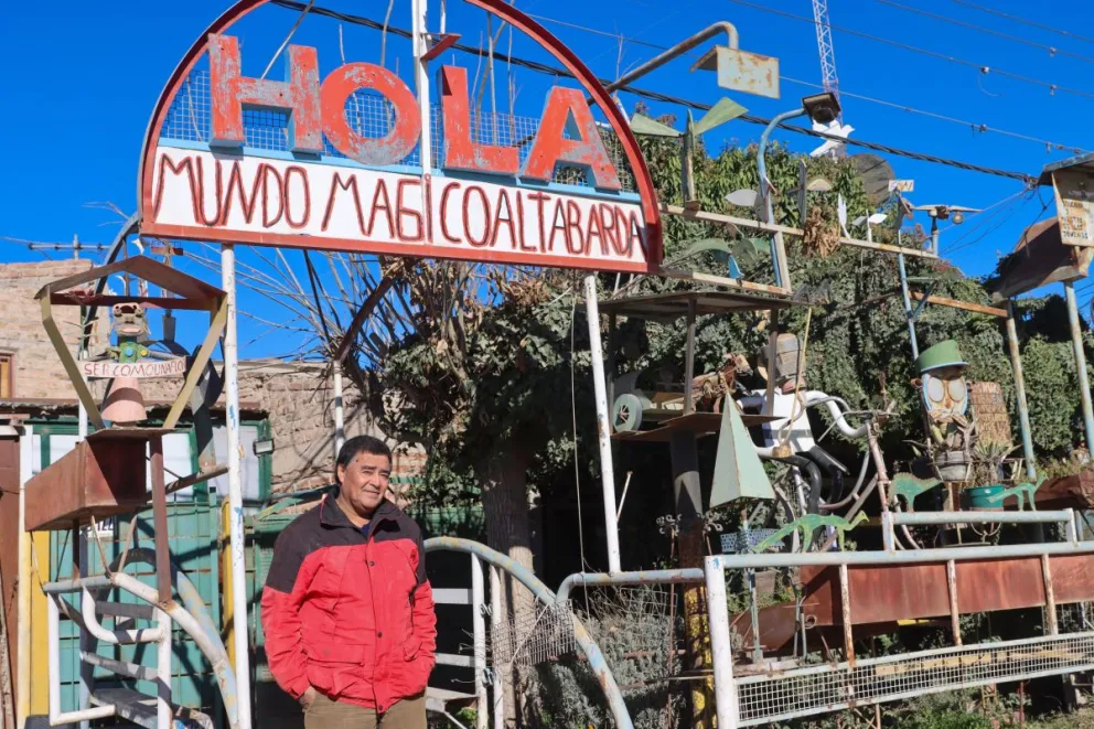 Daniel Martínez comenzó a construir “El Mundo Mágico de Alta Barda” en 1999 y desde entonces suma esculturas y espacios hechos con materiales reciclados. Foto Tania Domenicucci-ANR