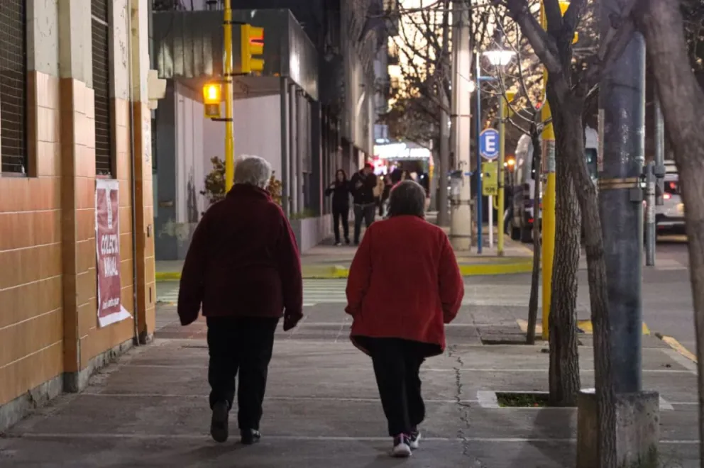 La violencia hacia las personas mayores no siempre es física: el abandono, el destrato y la exclusión tecnológica también forman parte del problema. Foto Tania Domenicucci-ANR
