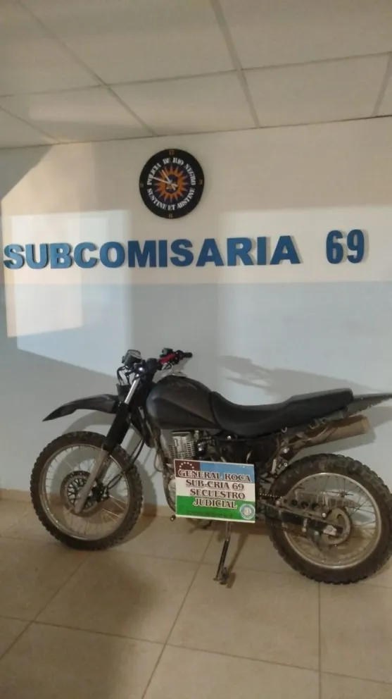 La persecución terminó en el sector conocido como “El Zanjón”, donde los sospechosos abandonaron la motocicleta y escaparon a pie. Foto gentileza Policía de Rio Negro