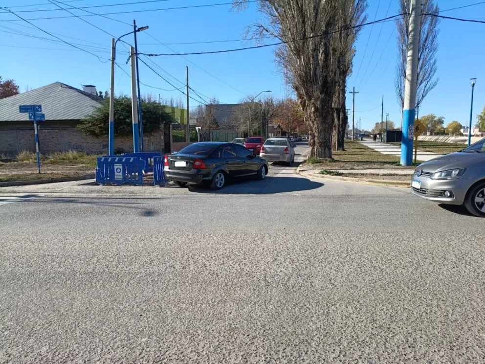 La valla de contención permanece en la esquina de Damas Patricias y Gelonch hace una semana. Foto :ANR