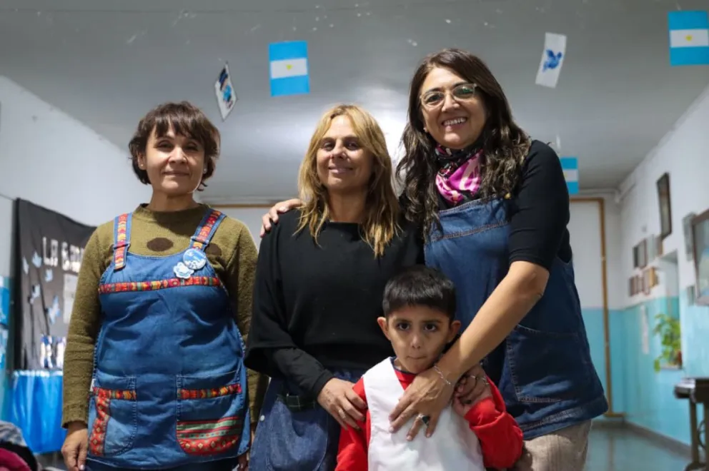 Máximo junto a docentes y parte de la comunidad educativa que impulsó la campaña solidaria para reunir el dinero necesario. El jueves próximo será operado tras alcanzar el objetivo económico. Foto Tania Domenicucci-ANR