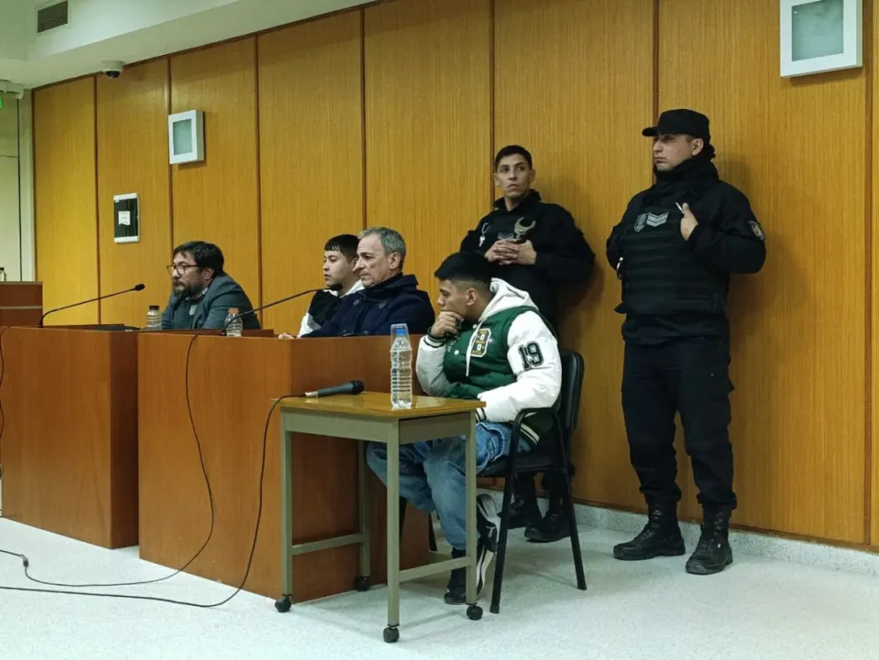 Mauricio Sebastián Molinez fue absuelto, mientras que Lautaro Agustín González fue declarado culpable por el ataque a un adolescente ocurrido en la zona de boliches de Roca. Foto: Tania Domenicucci.