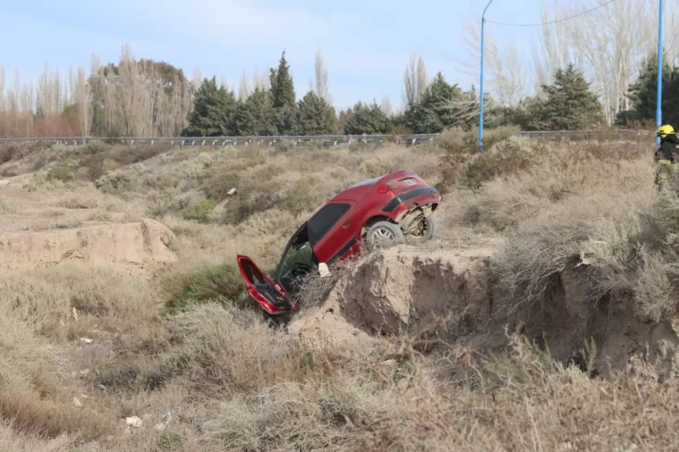 El Citroën Xsara terminó volcado dentro de un zanjón ubicado a pocos metros de la Ruta 6. La conductora fue asistida en el lugar y se encontraba fuera de peligro. Foto Tania Domenicucci-ANR