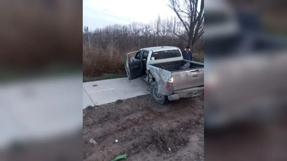 El choque ocurrió sobre la Ruta Provincial 6. Uno de los vehículos quedó detenido sobre la calzada. Foto: Gentileza.