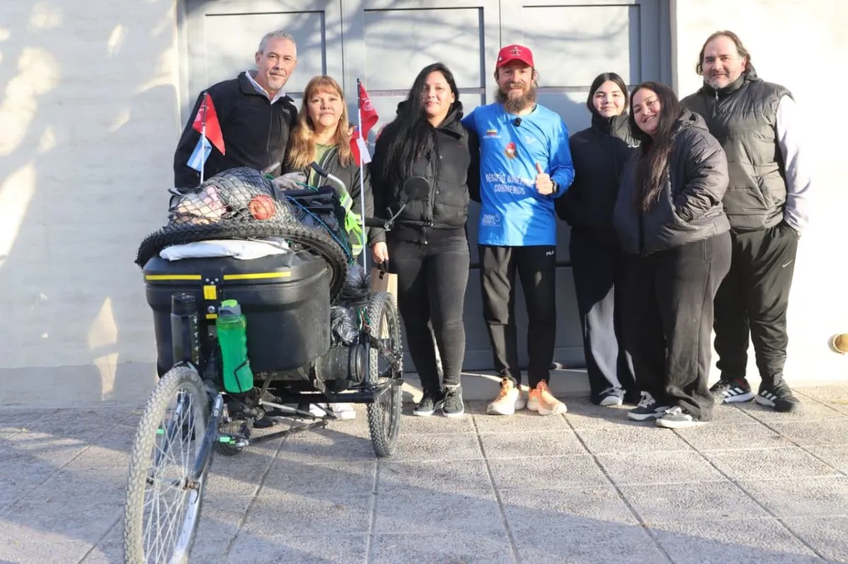 Junto a vecinos y vecinas de Roca que se acercaron a saludarlo antes de su partida. Foto: Tania Domenicucci