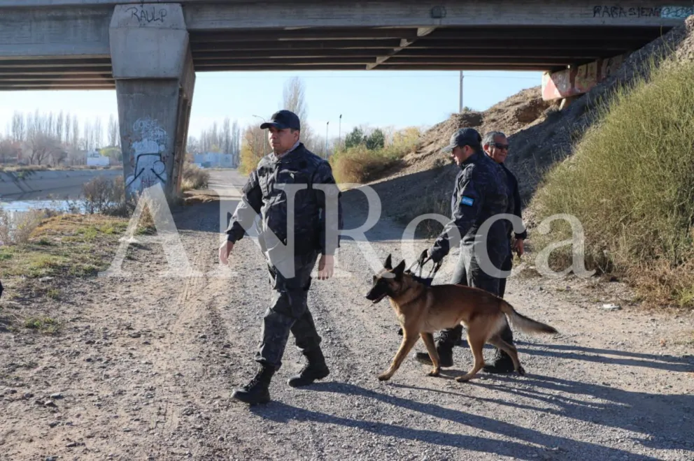 Axel Aguilar se presentó por sus propios medios en la Subcomisaría de J.J. Gómez y quedó sin efecto el operativo que se desarrollaba entre Roca y Allen. Foto Tania Domenicucci-ANR