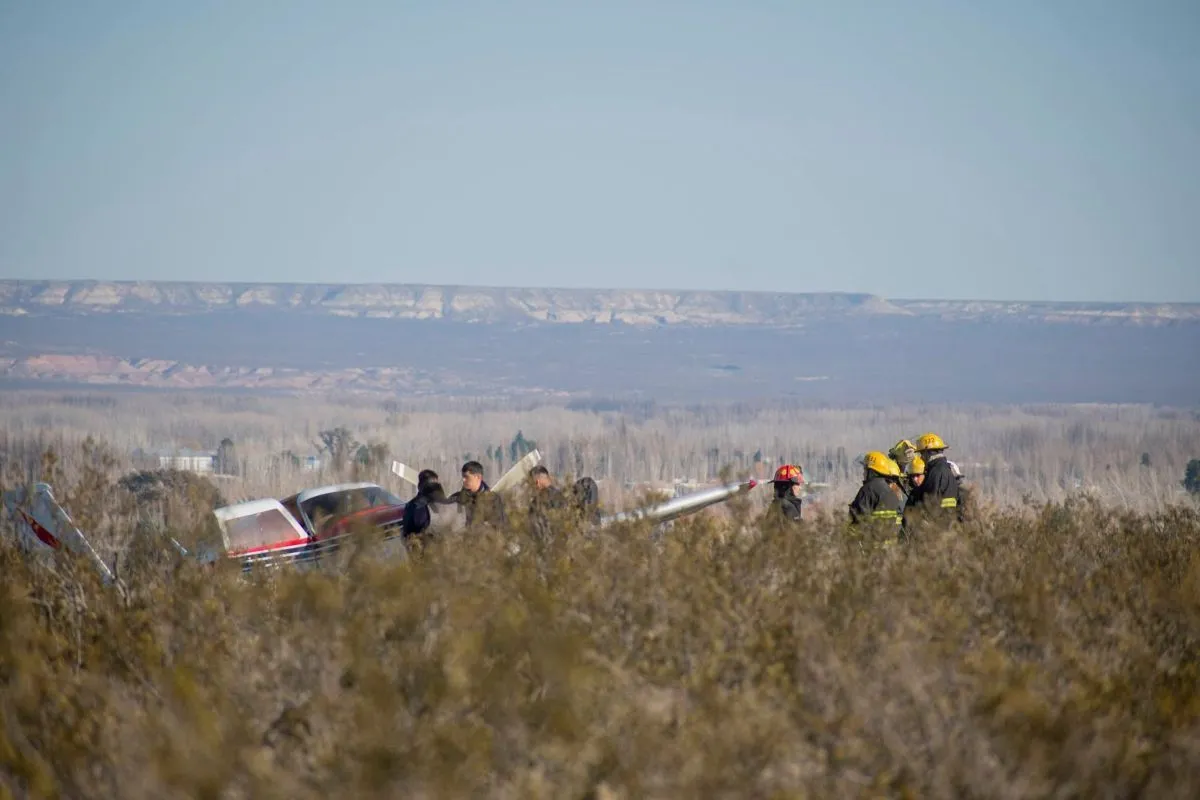 El aterrizaje se produjo en un campo ubicado al norte de la Ruta Provincial N&deg; 6. La maniobra se realiz&oacute; sin consecuencias para el ocupante de la aeronave. Foto: Bomberos Voluntarios Roca.