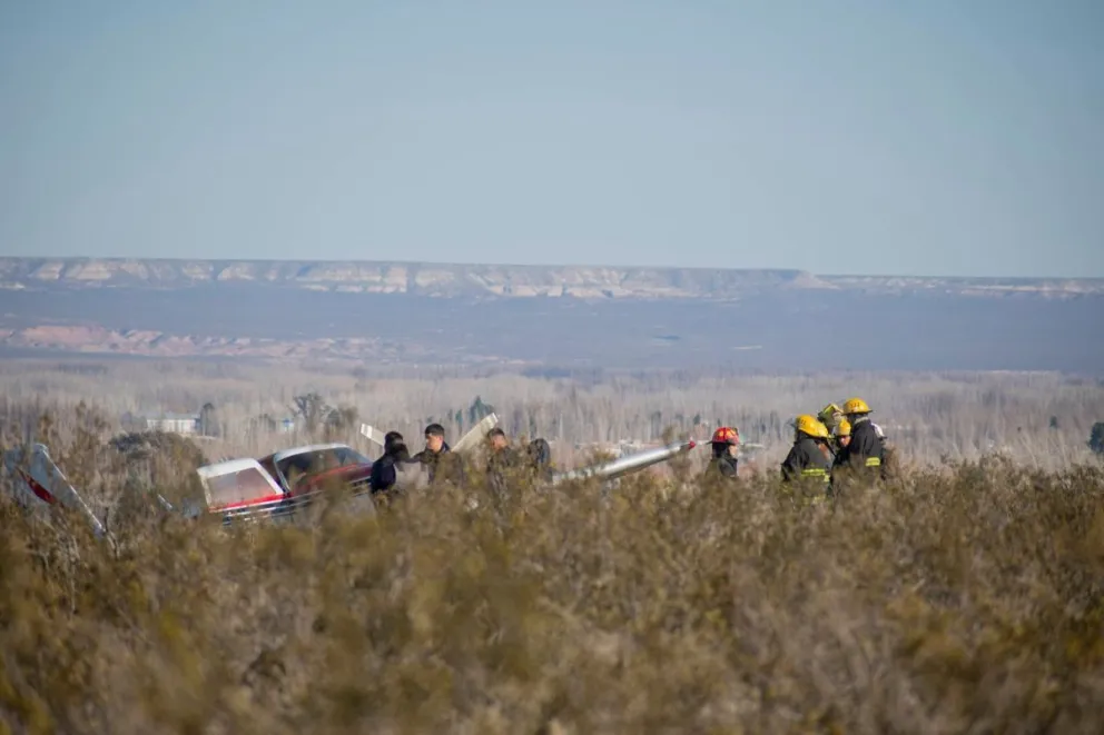 La aeronave descendió en un sector rural ubicado en las inmediaciones del aeropuerto de Roca luego de que el piloto detectara una falla en el motor. Foto: Bomberos Voluntarios Roca.