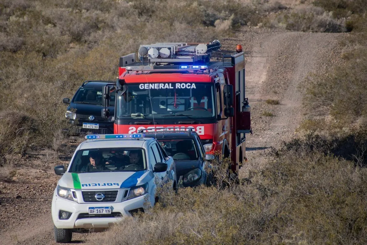 Bomberos Voluntarios de Roca participaron del operativo de asistencia tras el aterrizaje de emergencia. El piloto no sufri&oacute; lesiones. Foto: Bomberos Voluntarios Roca.