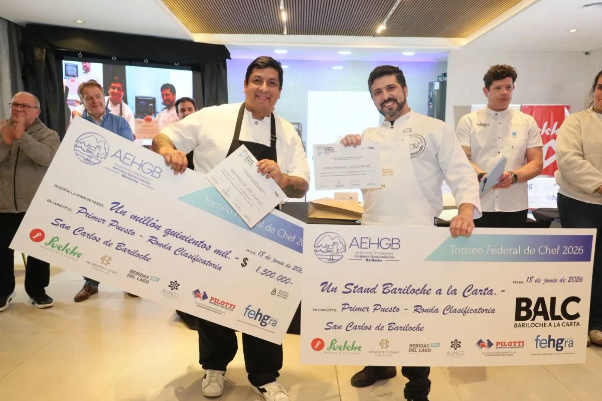 El equipo de Comarca Restobar, de Roca, obtuvo el segundo puesto en la ronda regional del Torneo Federal de Chefs y clasific&oacute; a la final nacional. Foto: Gentileza.