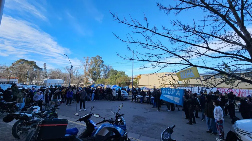 Tras la apertura de una mesa de diálogo, autoridades y miembros de la comunidad universitaria realizaron tareas de limpieza y acondicionamiento en las instalaciones del IUPA. Foto: gentileza.
