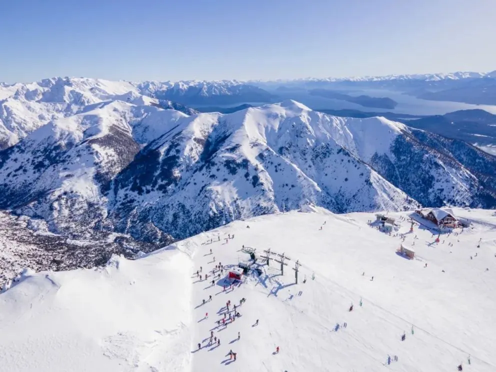 Con nuevas inversiones en infraestructura y tecnología, Cerro Catedral y Laderas Cerro Perito Moreno se preparan para recibir una nueva temporada de nieve. Foto: gentileza