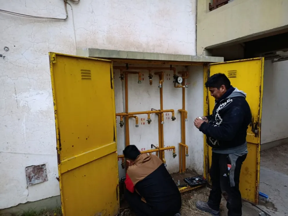 Recuperaron el servicio de gas natural anoche, luego de que la empresa Camuzzi reinstalara los medidores. Foto Tania Domenicucci