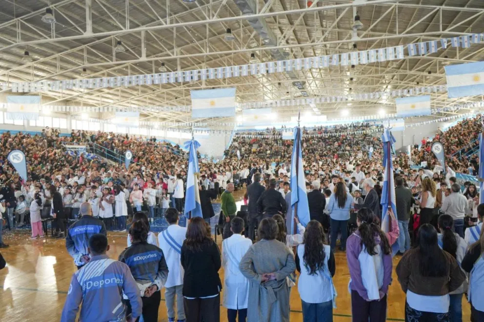 El acto contó con la presencia de una delegación del  Regimiento de Infantería de Montaña 10 "Teniente General Racedo" (RIM 10), con los que los chicos aprovecharon para sacarse fotos. (Foto: gentileza)