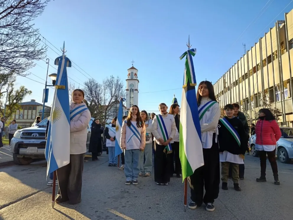 Escuelas de Roca estuvieron presentes con sus respectivos abanderados. Foto: Tania Domenicucci