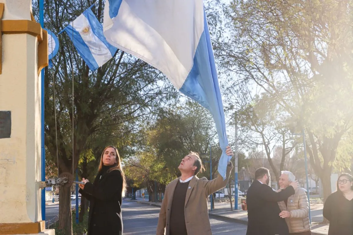 La intendenta iz&oacute; la bandera junto a su hermano. Foto: Tania Domenicucci