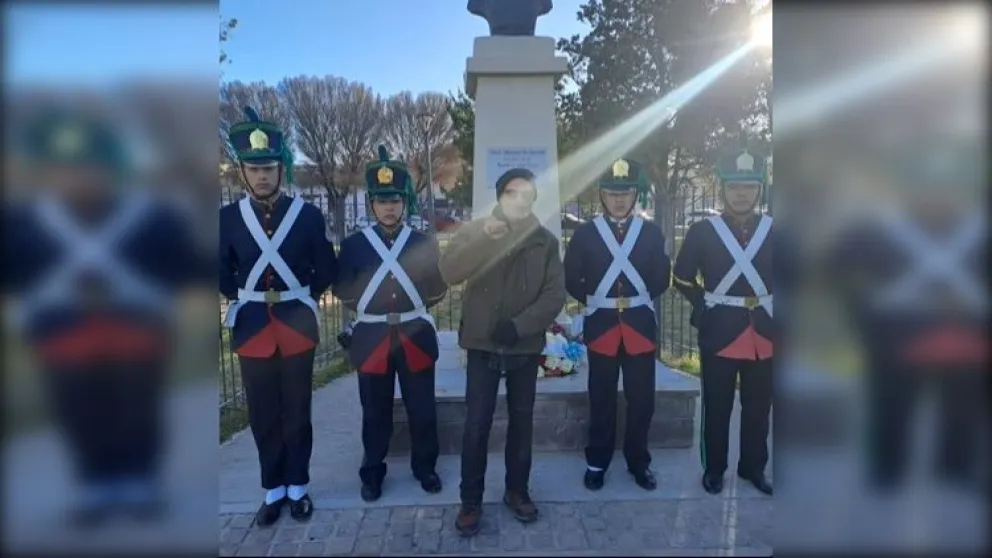 Junto a los granaderos en el acto protocolar por el Día de la Bandera en Roca