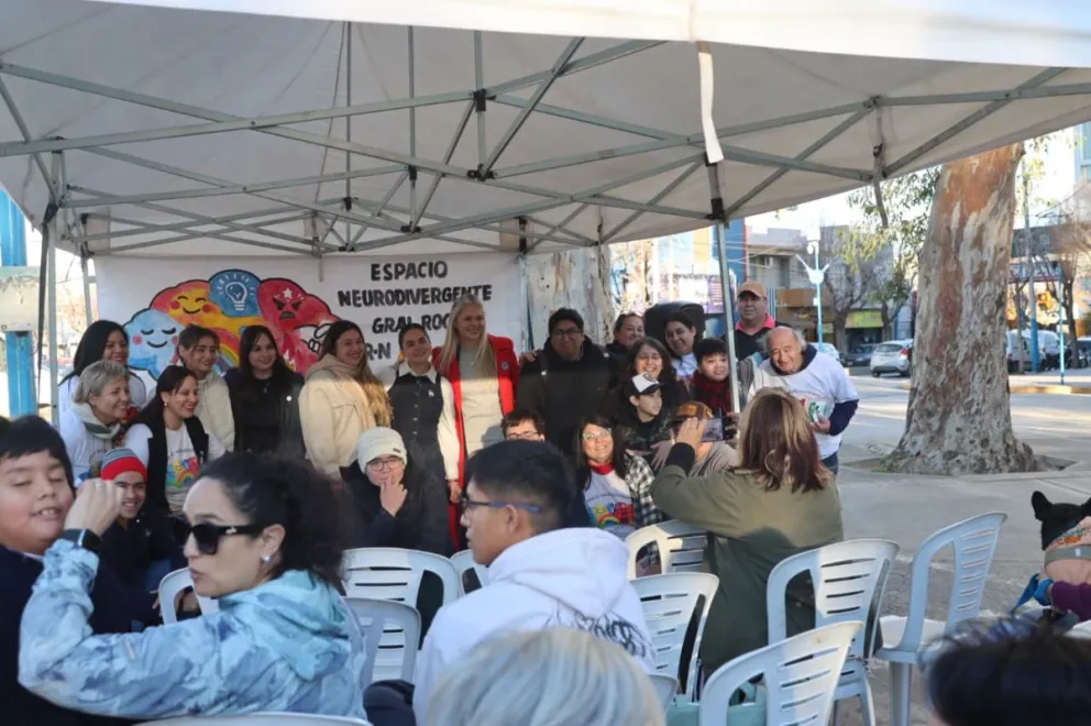 La actividad comenzó a las 15 en la Plaza San Martín y convocó a familias, profesionales de la salud, la educación y vecinos interesados. Fotos Tania Domenicucci