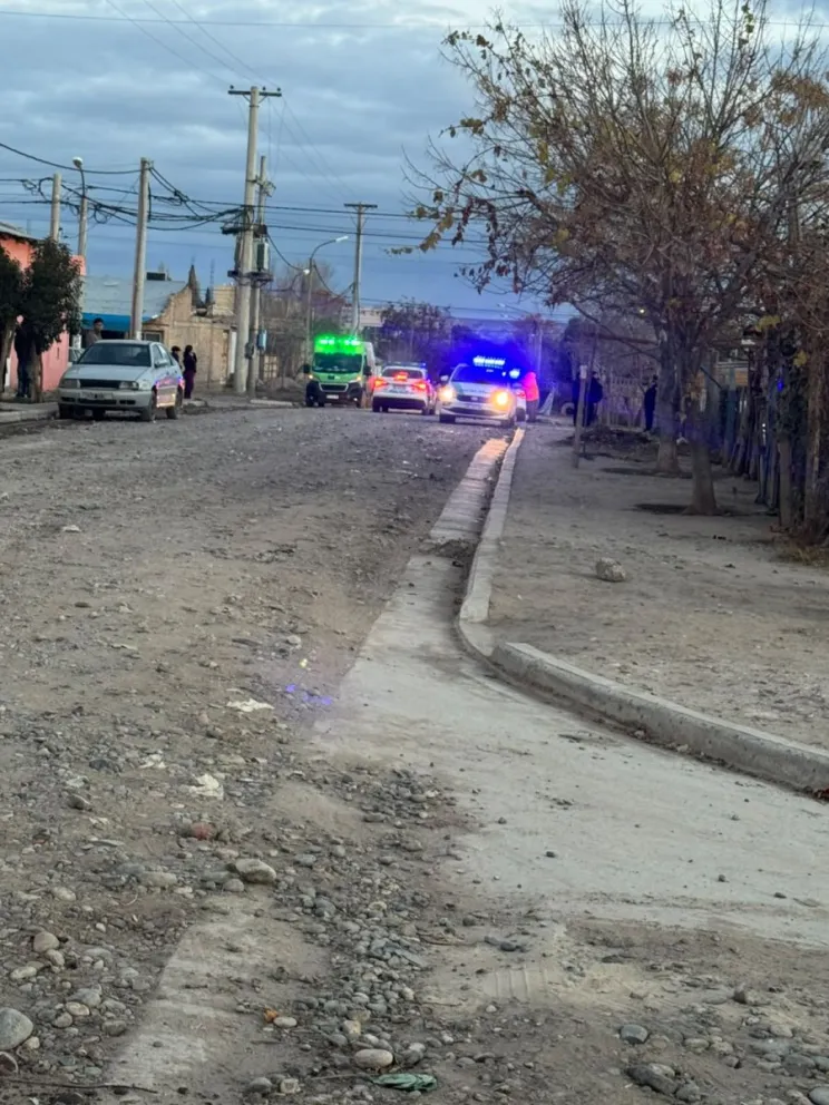 Amplio despliegue policial se desplegó n el barrio Fiske Menuco tras un hecho que es investigado y que, de manera preliminar, estaría vinculado a disparos de arma de fuego. Foto cortesía 