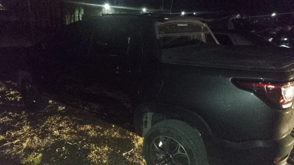 La mujer que realizó el intercambio recibió una camioneta que tenia pedido de secuestro en la ciudad de Neuquén, por lo que el hombre que participó de la transacción quedó detenido. Foto cortesía 