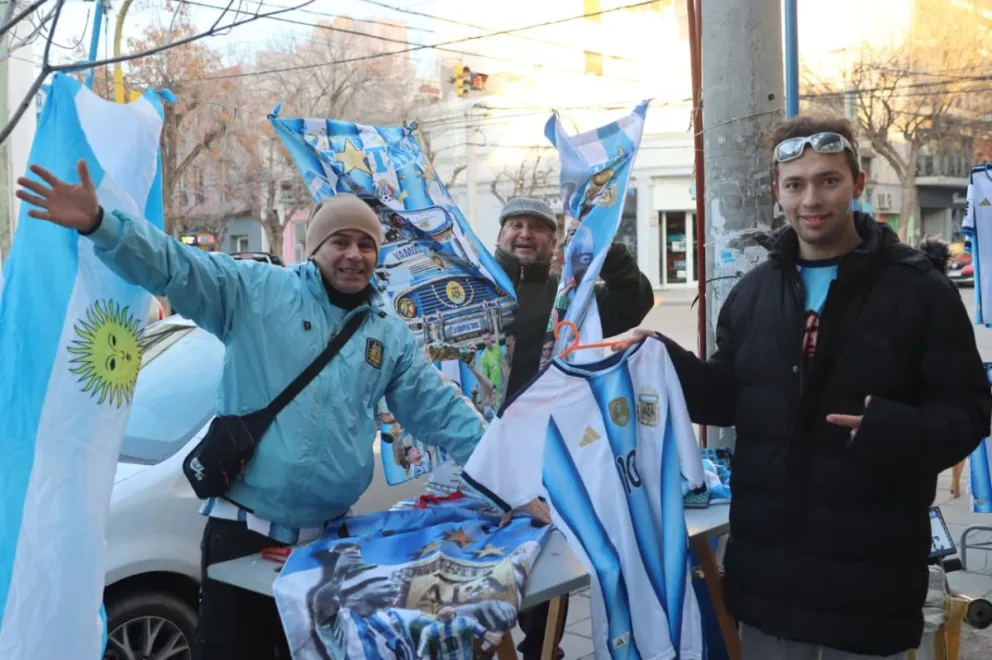 Bares, cafeterías y espacios culturales de General Roca prepararon pantallas, promociones y actividades especiales para seguir el partido de Argentina frente a Austria desde las 14. Foto Tania Domenicucci-ANR
