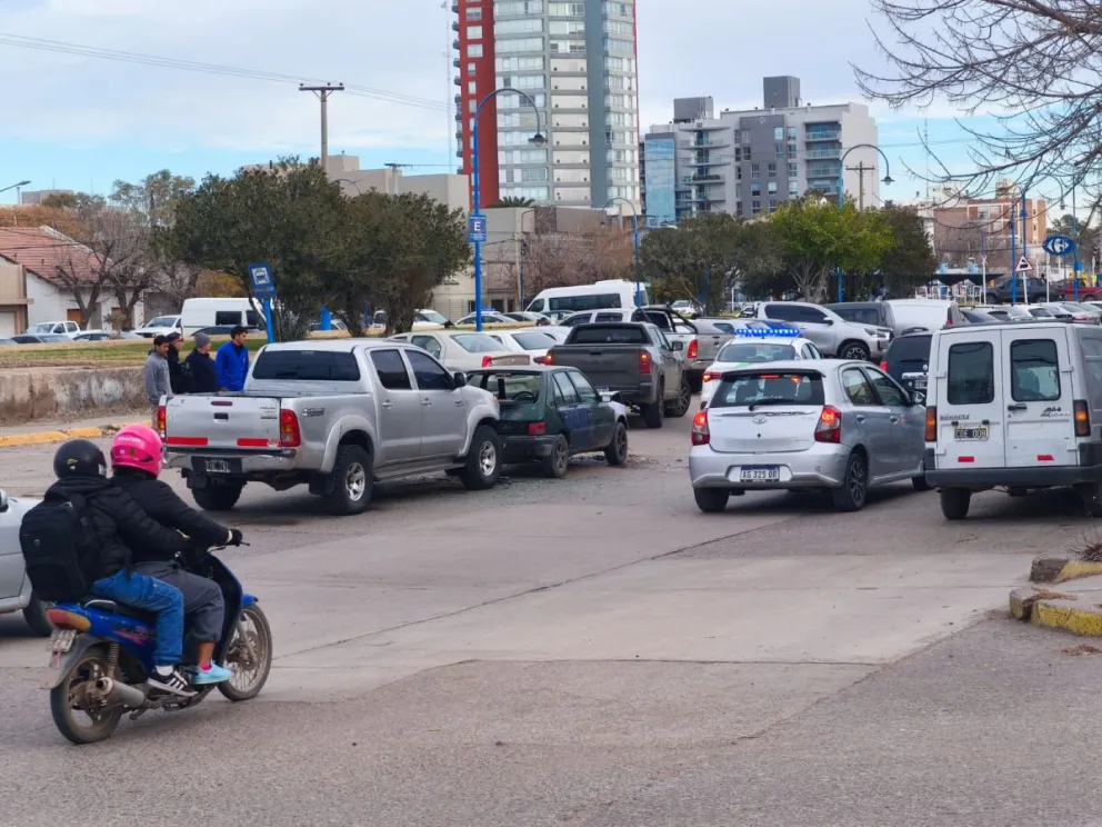 El Peugeot 205 sufrió los daños más importantes tras quedar entre una RAM Rampage y una Toyota Hilux en el choque ocurrido sobre calle 9 de Julio. Foto: gentileza.