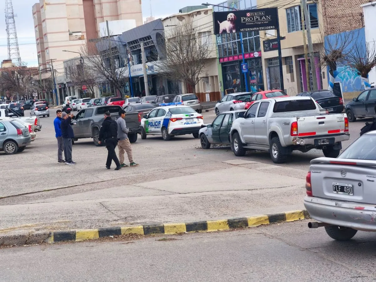 Qued&oacute; atrapado entre dos camionetas: choque en cadena en pleno centro de Roca. Foto: gentileza