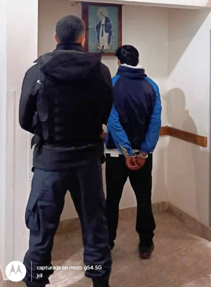 Personal policial y de Criminalística trabajó en la vivienda de Chacramonte donde ocurrió el hecho que terminó con un hombre detenido por amenazas y resistencia a la autoridad. Foto cortesía Policía de Rio Negro