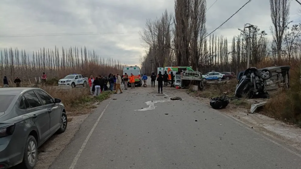 Personal policial y equipos de salud trabajaron en el cruce de José Adaro y Nahuel Huapi tras el choque que dejó siete personas heridas en la zona de chacras de Chacramonte. Foto cortesía Policía de Rio Negro