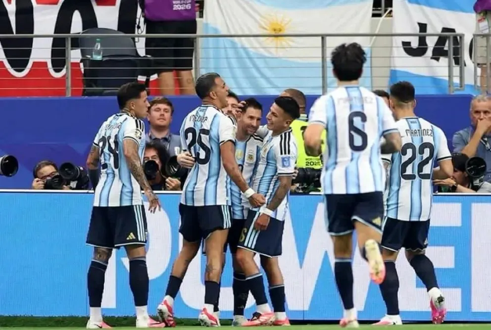 Lionel Messi marcó los dos goles de la victoria argentina ante Austria, alcanzó un récord histórico como máximo goleador de los Mundiales y condujo a la Albiceleste a los 16avos de final del Mundial 2026. Foto: AFA.