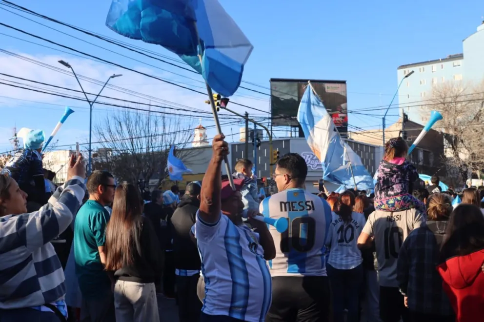 Cientos de vecinos y vecinas coparon la esquina de Avenida Roca y Tucumán para celebrar el triunfo de Argentina y el pase a la próxima instancia del Mundial. Foto Tania Domenicucci-ANR