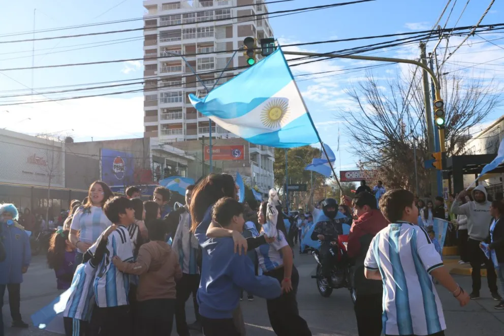 Niños, amigos y familias transformaron la avenida en un espacio de encuentro atravesado por el festejo y el sentimiento argentino. Foto Tania Domenicucci-ANR