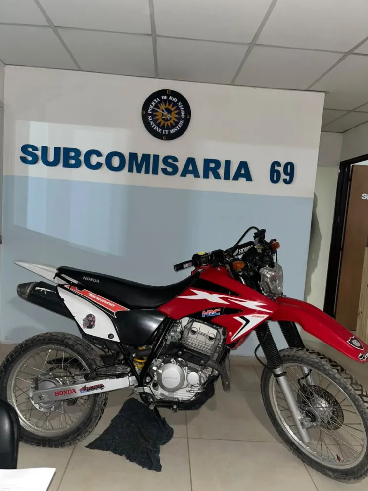 La motocicleta fue identificada durante un control policial en Roca y quedó secuestrada tras detectarse que tenía pedido vigente desde Villa Regina. Foto cortesía Policía de Rio Negro