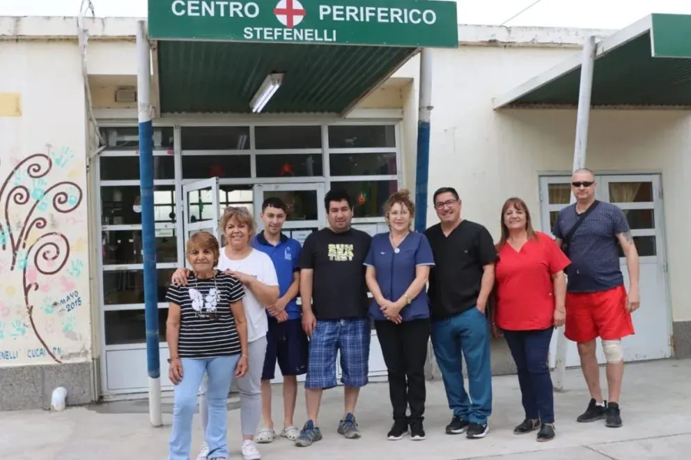 El personal de salud junto a los vecinos de Stefenelli. Foto: Tania Domenicucci